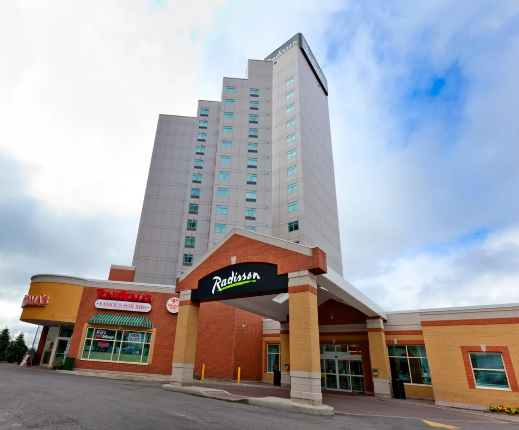 3 Ways From Pearson Toronto Airport to Radisson Hotel & Suites Fallsview under 180 CAD